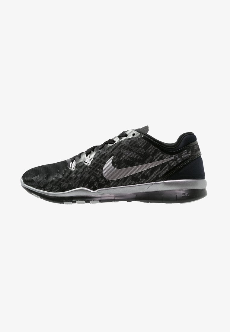 Baskets de course Nike noires et grises avec motif camouflage, logo Swoosh argenté, lacets noirs et semelle grise vues de côté.