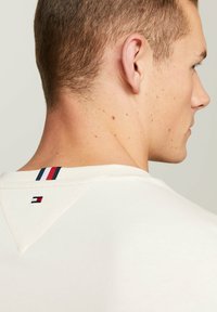 Tommy Hilfiger LOGO TIPPED TEE - T-shirts basic - calico