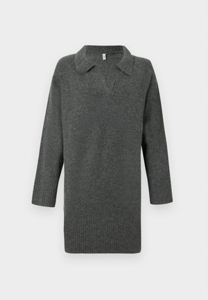 Robe pull en tricot long gris foncé avec col et décolleté en V, poignets et ourlet côtelés, présentée sur un fond blanc.