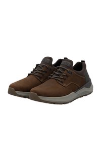 Chaussures en cuir marron à lacets avec une tige texturée, des accents gris et une semelle en caoutchouc épaisse dotée d'un motif de semelle pour une meilleure adhérence.