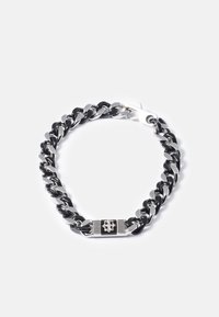 Pulseira de corrente preta e metálica prateada com uma textura suave, apresentando um design de fecho retangular e um acento floral no centro.