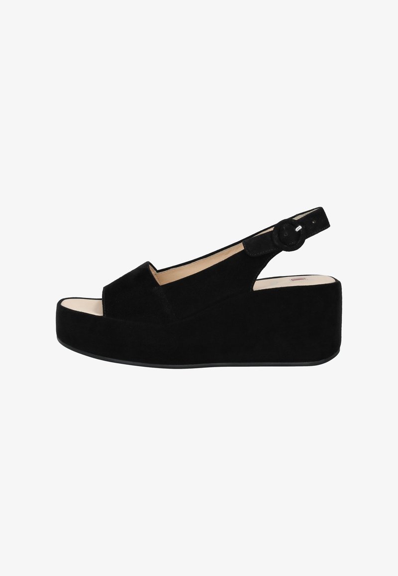 Sandalias de cuña de ante negras con una correa y un cierre de botón redondo, que presentan una punta descubierta y una suela lisa y gruesa.