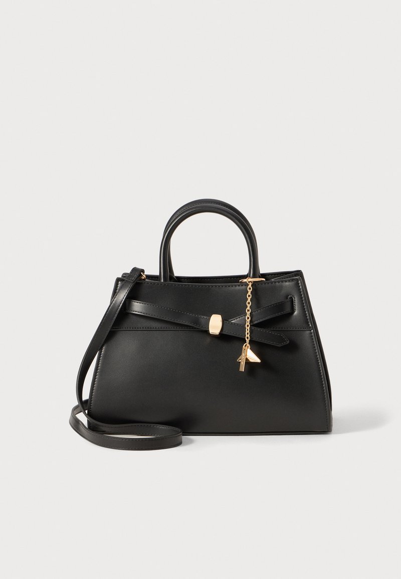 Czarna skórzana torebka o wyraźnej formie, z górnym uchwytem, odczepianym paskiem na ramię oraz złotymi akcentami metalowymi.