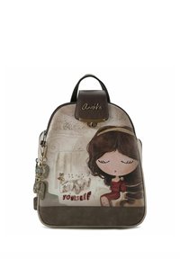 Brauner Rucksack aus Kunstleder mit einer Illustration eines Mädchens im Cartoon-Stil, goldenen Akzenten und einem dekorativen Anhänger. Verfügt über einen Reißverschluss und einen oberen Tragegriff.