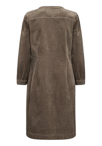 Ruskea corduroy-mekko, jossa on pitkät, kerätyt hihat ja suora siluetti. Varren kautta ribbikuvio, pyöreä pääntie ja polven pituinen malli.