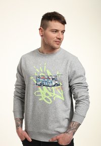Šedá mikina s dlouhými rukávy, na které se nachází grafika vintage dodávky a design ve stylu graffiti v modré a zelené barvě.