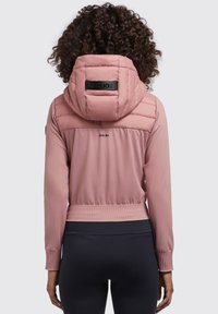 Rosa gepolsterte Jacke mit Kapuze, gerippten Manschetten und Saum sowie Logodetail auf dem Rücken. Glattes Material mit matter Oberfläche.
