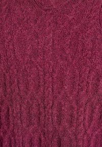 Bordeaux neulepaita, jossa on tekstiilinen kaapelisolmu ja V-kaula-aukko, esittelee pehmeitä, pörröisiä kuituja ja lämpimän ilmeen.