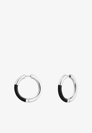 Pendientes de aro de plata con un acento negro. Diseño circular, superficie pulida y un cierre cerrado para un uso seguro.