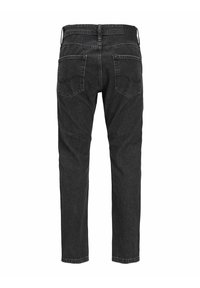 Pantalones vaqueros de mezclilla negra con corte recto, costuras visibles y dos bolsillos traseros. Cintura de altura media y ligero desteñido en la tela.