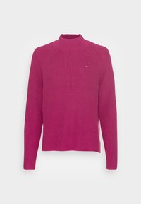 Fuchsia gebreide trui met een hoge kraag, raglanmouwen en een gestructureerd patroon. Bevat een klein logo op de borst. Zacht, comfortabel materiaal.