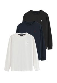 Drie langärmelige shirts in wit, marineblauw en zwart. Katoenen stof, ronde hals ontwerp, ribgebreide manchetten, klein logo op de linkerkant van de borst.