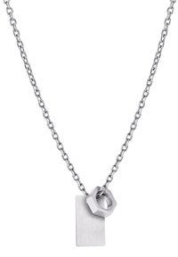 Zilveren ketting met een getextureerde rechthoekige hanger en een hexagonaal bedel, beide hangen aan een schakelketting.