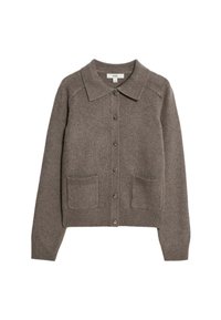 Brązowy sweter z dzianiny z kołnierzem, zapinany na guziki, z dwoma przednimi kieszeniami oraz ściągaczami przy mankietach i u dołu. Miękka tekstura i klasyczny design.