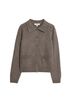 Cárdigan de punto marrón con cuello, cierre de botones en la parte delantera, dos bolsillos frontales y puños y dobladillo de canalé. Textura suave y diseño clásico.