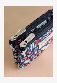 Vybrané, navy polar ditsy