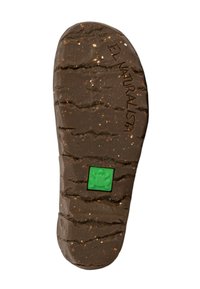 Braune Gummisohle mit strukturierten Profilmustern, die das eingravierte "El Naturalista" sowie ein grünes Quadrat mit einem Froschdesign zeigen.