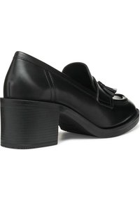 Scarpe di pelle nera con punta arrotondata, caratterizzate da un dettaglio frangiato nella parte anteriore e un tacco largo e rigato nero. Vista laterale mostrata.