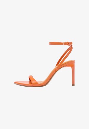 Orangefarbene High-Heel-Sandale mit dünnem Knöchelriemen und offener Spitze auf weißem Hintergrund.