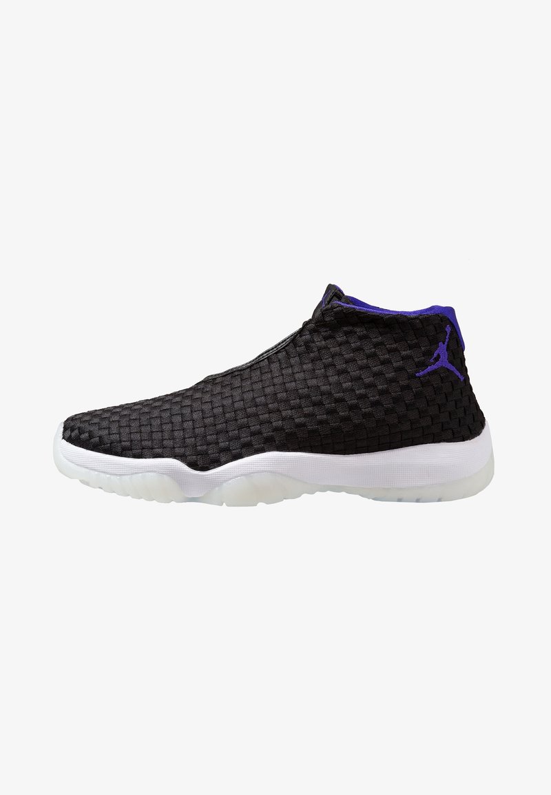 Baskets montantes noires tissées avec semelle blanche, doublure intérieure violette et logo sur le talon, vue de côté sur fond blanc.
