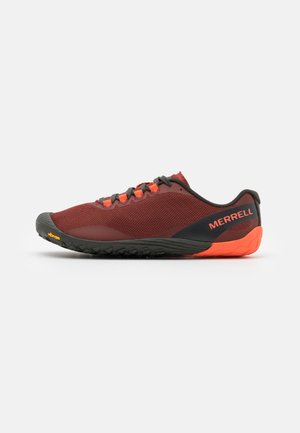 Zapatilla deportiva de perfil bajo en granate y negro con detalles naranjas, parte superior de malla, suela Vibram y marca "MERRELL" en el lateral del talón.