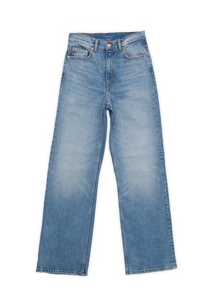 Helle blaue Jeans aus Denim verfügen über ein gerades Beinprofil, fünf Taschen und einen Knopfverschluss. Der Stoff zeigt eine ausgebleichte Struktur.