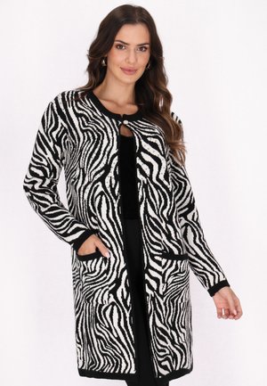 Zebra-muster Cardigan in Schwarz und Weiß, mit langen Ärmeln, seitlichen Taschen und einer vorderen Druckknopfverschluss. Weicher, strukturierter Stoff.