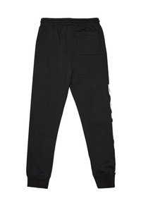 Schwarze Jogginghose mit einem Kordelzugbund, gefesselten Knöcheln, Seitentasche und weißer Markenwerbung am linken Bein. Weiches, glattes Material.