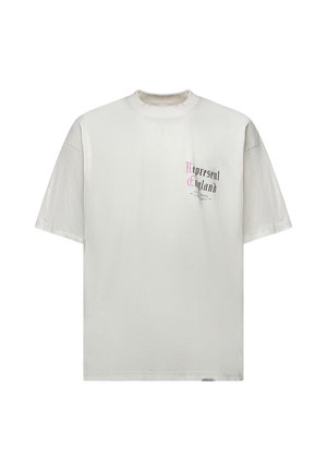 T-shirt bianca a maniche corte con il testo "Represent England" in carattere inglese antico sul petto sinistro e una piccola etichetta vicino all'orlo.