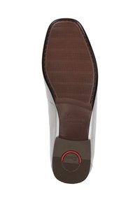 Schuhsohle mit einer strukturierten braunen Gummigriff, mit einem runden Akzent. Das Obermaterial ist silber und hat ein elegantes, schlankes Profil.