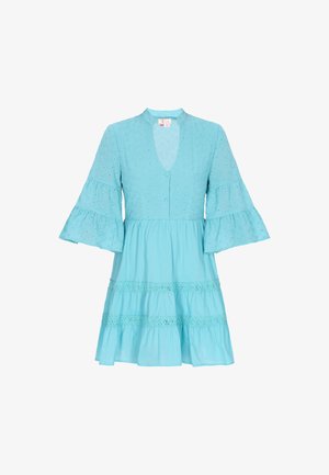 Világoskék ruha V-nyakkivágással és gombokkal. Hosszú, bővülő ujjak, réteges szoknya és hímzett díszítések az egész anyagon.