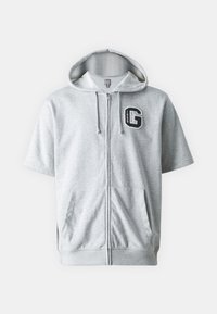 Sweatshirt gris zippé à manches courtes, avec une capuche à cordon de serrage et un patch logo sur la poitrine gauche. Deux poches avant sont incluses.