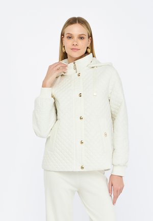 Giacca trapuntata crema con cappuccio, bottoni in metallo dorato, tasche laterali e maniche textured. Tessuto morbido e leggero con una finitura liscia.