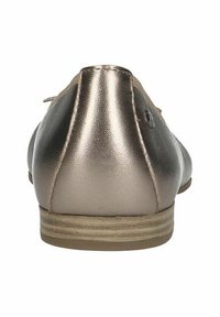 Metallische bronzen platte schoen met een slank ontwerp, ronde neus, lage hak en een gladde textuur. Kenmerkt minimale details aan de achterkant.