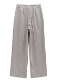 Hellegraue weit geschnittene Hose mit glatter Textur, mit flacher Vorderseite, Gürtelschlaufen und zwei Falten an der Vorderseite für zusätzliche Details.