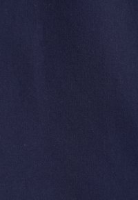 Marineblauwe stof met een gladde, lichte glans en een strak weefpatroon. Het is zacht aanvoelend met een gemiddelde gewicht en stevige textuur.