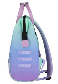 Rucksack mit einem Ombre-Gradienten von Mintgrün bis Lila. Hergestellt aus strapazierfähigem Material mit einem schwarzen Reißverschluss und mehreren seitlichen Webgurten.