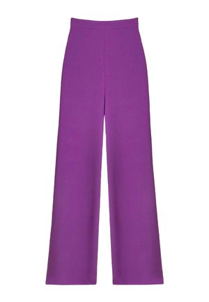 Pantalones de pierna ancha en tela de un brillante color púrpura. Cintura alta con una textura suave y sin bolsillos ni adornos visibles.