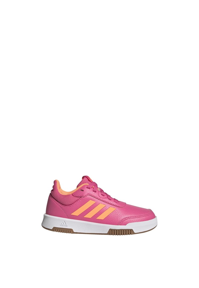 Scarpa da ginnastica rosa con accenti arancioni. Presenta tre strisce distintive, una parte superiore texture, suola in gomma e un design della punta arrotondata.