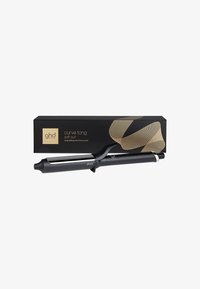 Fer à friser ghd curve noir avec pince devant une boîte noire ornée d'un motif de vagues dorées et du texte "boucles douces, boucles volumineuses et durables."