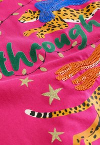 SEQUIN LEOPARD FESTIVE CHRISTMAS  - T-shirts print - pink
