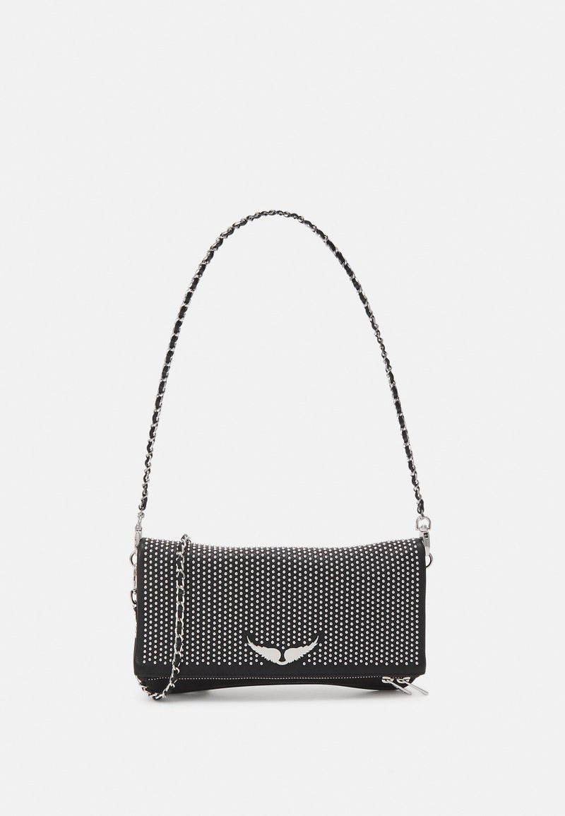 Sac à main noir avec une bandoulière en chaîne, doté d'une surface texturée ornée de clous en argent et d'un accent en métal avec logo à l'avant.