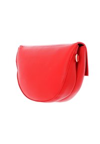 Červená kožená crossbody taška s zaobleným tvarem, hladkým povrchem, uzavíráním na horní klopu a zlatými kovovými doplňky.