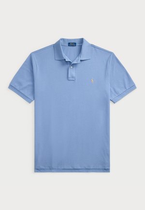 Polo de cor azul clara, mangas curtas, tecido de algodão, colarinho padrão, com fecho de três botões, com logótipo bordado no lado esquerdo do peito.