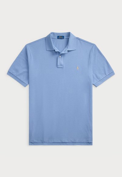 Polo de cor azul clara, mangas curtas, tecido de algodão, colarinho padrão, com fecho de três botões, com logótipo bordado no lado esquerdo do peito.