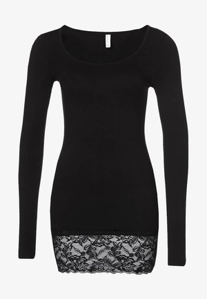 Czarna, dopasowana bluzka z długim rękawem, dekoltem w łódkę oraz koronkową, kwiatową falbaną u dołu.