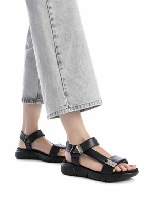 XTI Sandalias con plataforma - black