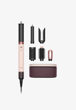 Hårstyling værktøj med sorte vedhæng, et rosa håndtag og en rød opbevaringskasse. Funktioner med flere børstehoveder og justerbare indstillinger.