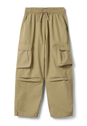 Pantalones cargo beige con cintura elástica, cordón ajustable, bolsillos laterales, bolsillos cargo con solapa y detalles acolchados en las rodillas.