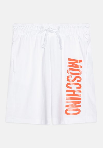 Pantalones cortos de algodón blancos con cintura elástica y cordón ajustable. Presenta un logo vertical naranja en el lado izquierdo. Textura suave, diseño casual.